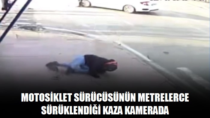 Motosiklet sürücüsünün metrelerce sürüklendiği kaza kamerada