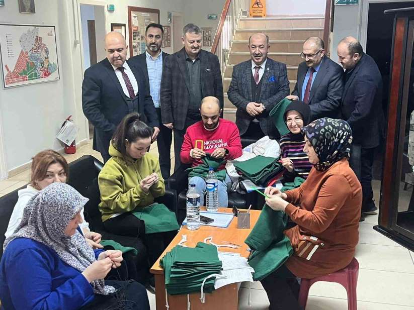 Gediz Halk Eğitimi Merkezi Müdürlüğünden Filistin'e 2 bin parça kıyafet - Kütahya haber