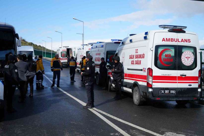 Düzensiz göçmenleri taşıyan otobüsü kazaya karıştı - İstanbul haber